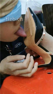 图片[13]_【爱可呀】大学教室调母畜-舔长靴高跟/转胯/吃丝袜_HD绳艺资源