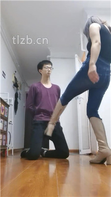 【奶御】耳光抽/转胯爬行/长靴提档/白袜踩狗头_HD绳艺资源