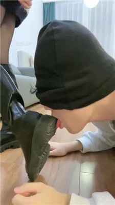 图片[4]_【奶味茶茶】长靴黑丝玩弄-踩头踩踏/踢裆/对镜羞辱插嘴_HD绳艺资源