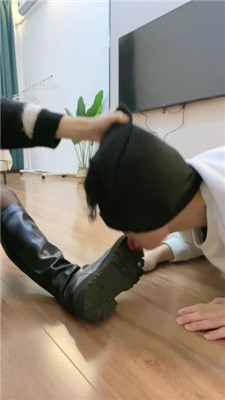 图片[8]_【奶味茶茶】长靴黑丝玩弄-踩头踩踏/踢裆/对镜羞辱插嘴_HD绳艺资源