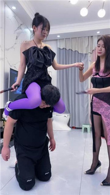 图片[11]_【麋鹿银儿】双S-紫丝袜诱惑/骑马爬行/藤条抽/踩踏/揪耳朵插嘴_HD绳艺资源