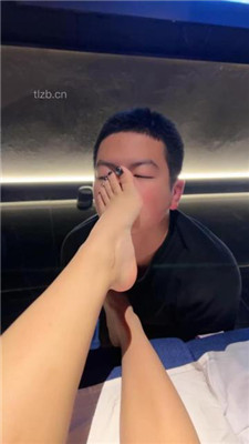 【珊瑚湾】Baby踩着母狗脸讲述做主播时的事儿