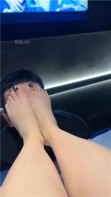 【珊瑚湾】Baby踩着母狗脸讲述做主播时的事儿