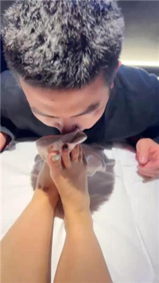 【珊瑚湾】Baby踩着母狗脸讲述做主播时的事儿