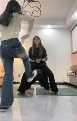【珊瑚湾】Baby踩着母狗脸讲述做主播时的事儿