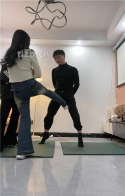 【珊瑚湾】Baby踩着母狗脸讲述做主播时的事儿