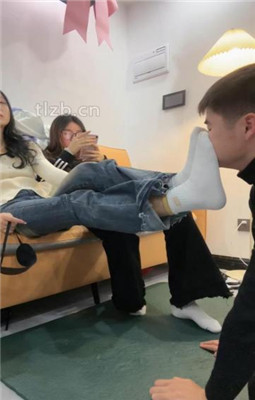 【珊瑚湾】Baby踩着母狗脸讲述做主播时的事儿