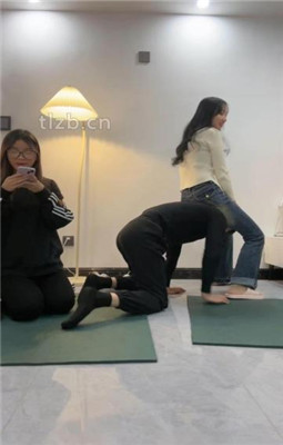 【珊瑚湾】Baby踩着母狗脸讲述做主播时的事儿