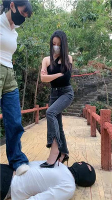 图片[4]_【高难度挑战美学】双S-女神户外遛狗-绑树上酷刑惩治【双视角版】_HD绳艺资源