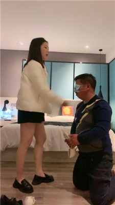 图片[9]_【小雅老师】艺术吸香水/喝圣水/舔脏鞋底/踹狗头/耳光_HD绳艺资源