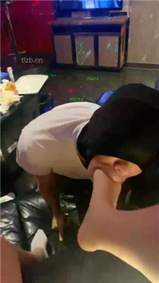 图片[6]_【甜味药丸】KTV虐双狗-舔脚深喉/转胯骑马/口水吐狗脸_HD绳艺资源