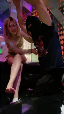 图片[11]_【甜味药丸】KTV虐双狗-舔脚深喉/转胯骑马/口水吐狗脸_HD绳艺资源