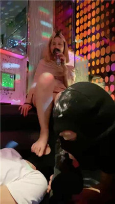 图片[15]_【甜味药丸】KTV虐双狗-舔脚深喉/转胯骑马/口水吐狗脸_HD绳艺资源