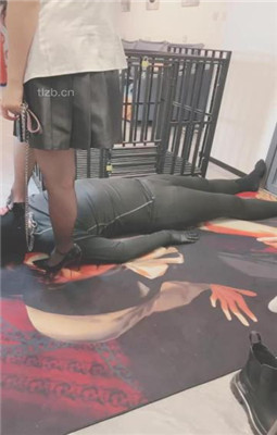 图片[2]_【芷镜小主】短靴-黑丝高跟全体重踩地毯_HD绳艺资源