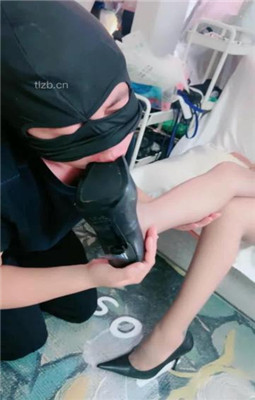 为了闻女神穿了5天的臭棉袜贱狗甘愿清理运动过后的脏鞋底,被女神跳踩YC-230306-4