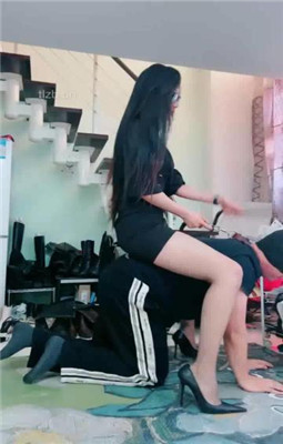 为了闻女神穿了5天的臭棉袜贱狗甘愿清理运动过后的脏鞋底,被女神跳踩YC-230306-4