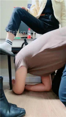 图片[2]_【紫琳】跪舔黑丝白袜裸足-短靴踩狗头_HD绳艺资源