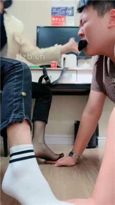 图片[5]_【紫琳】跪舔黑丝白袜裸足-短靴踩狗头_HD绳艺资源