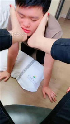 图片[9]_【紫琳】跪舔黑丝白袜裸足-短靴踩狗头_HD绳艺资源