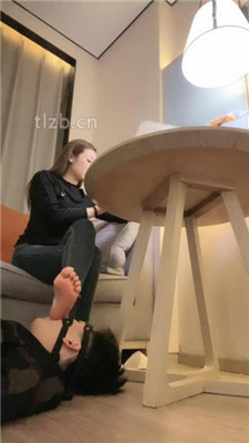 图片[2]_【魅儿s】脚下喂食/喝圣水/裸足踩狗脸_HD绳艺资源