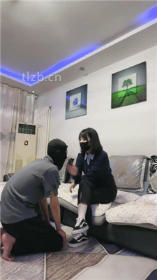 【第5风格】小敏沙发上休息，用嘴按摩脚