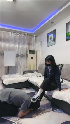 【第5风格】小敏沙发上休息，用嘴按摩脚