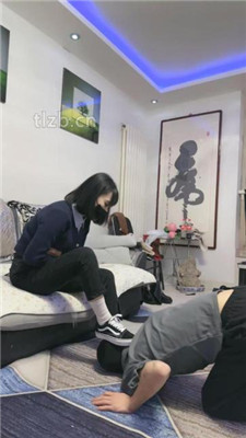 【第5风格】小敏沙发上休息，用嘴按摩脚