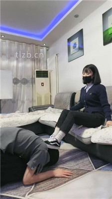 【第5风格】小敏沙发上休息，用嘴按摩脚