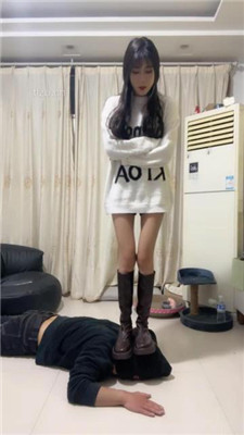 苏苏持续高跟重伤旧伤伤口取乐 美白脚360度脸部旋转挤压变形长达10多分钟 YC-230309-2