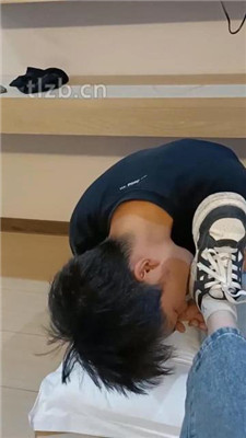 图片[3]_【林十七】气味辱-跪舔运动鞋白袜裸足_HD绳艺资源