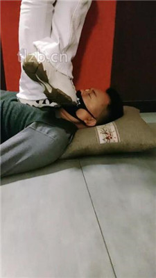 图片[4]_【郡主大人】运动鞋全体重踩踏/棉袜塞嘴【双视角版】_HD绳艺资源