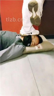 图片[5]_【郡主大人】运动鞋全体重踩踏/棉袜塞嘴【双视角版】_HD绳艺资源