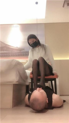 图片[9]_【于于鱼】高跟黑丝裸足踩地毯狗_HD绳艺资源