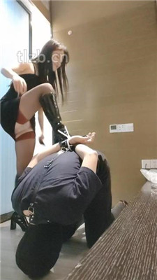 学生娇娇指令闻臭袜子