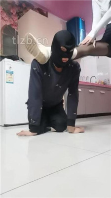 图片[20]_【文文文文】素人小姐姐-长靴全体重踩踏/黑丝脚捂脸/脚底喂食_HD绳艺资源