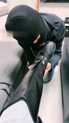 【珊瑚湾】Baby 秀运动鞋白袜脚底 少量跪舔