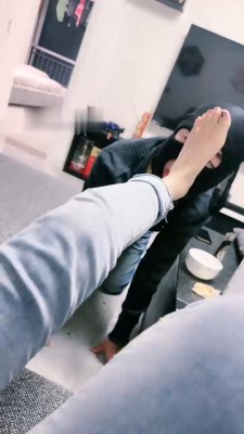 【珊瑚湾】Baby 秀运动鞋白袜脚底 少量跪舔