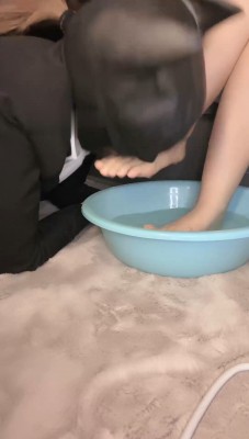 【珊瑚湾】Baby 秀运动鞋白袜脚底 少量跪舔