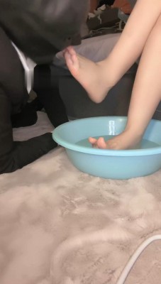 【珊瑚湾】Baby 秀运动鞋白袜脚底 少量跪舔