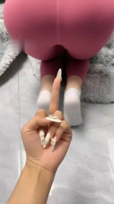 【珊瑚湾】Baby 秀运动鞋白袜脚底 少量跪舔