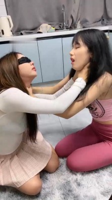 【珊瑚湾】Baby 秀运动鞋白袜脚底 少量跪舔