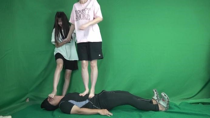 图片[15]_【南国原创】晓琴和闺蜜苏苏臭袜子臭脚挑战老师，全体重踩踏，语言刺激！_HD绳艺资源