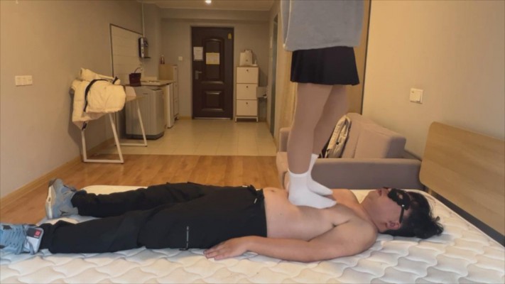 图片[2]_【00后小彤】日常白袜踩踏_HD绳艺资源