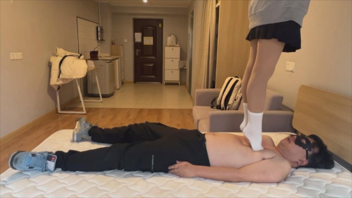 图片[5]_【00后小彤】日常白袜踩踏_HD绳艺资源