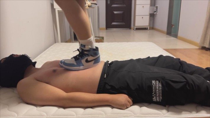 图片[5]_【00后小彤】蓝色AJ日常踩踏毯子_HD绳艺资源