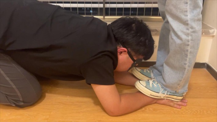 图片[4]_【00后小彤】日常鞋底全体重踩手_HD绳艺资源