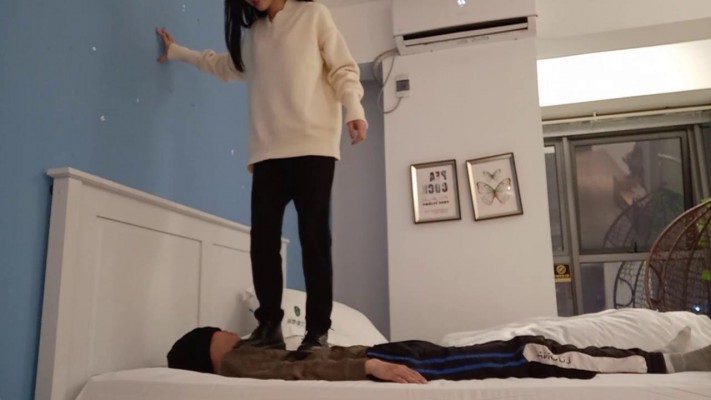 【00后蕬小乃】小婉肉丝全体重踩，深喉_HD绳艺资源
