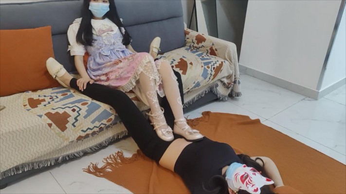 【南国原创】素人女s姗姗健身老师地狱式调教学员,美脚下完成训练!
