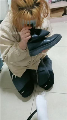 图片[15]_【爱可呀】素人单调母畜-舔闻长靴/转胯/闻鞋窝_HD绳艺资源