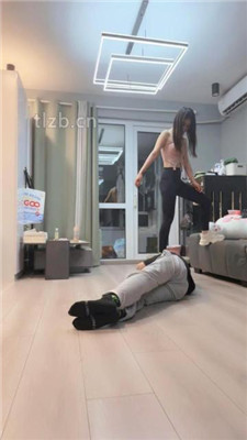 图片[3]_【伊楠】双S-运动鞋踩踏踢踹/耳光/脚下喂食/吃棉袜【双视角版】_HD绳艺资源